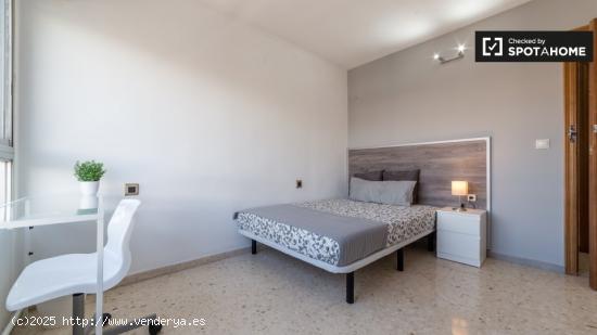 Habitación ordenada en un apartamento de 5 dormitorios en Camins al Grau - VALENCIA