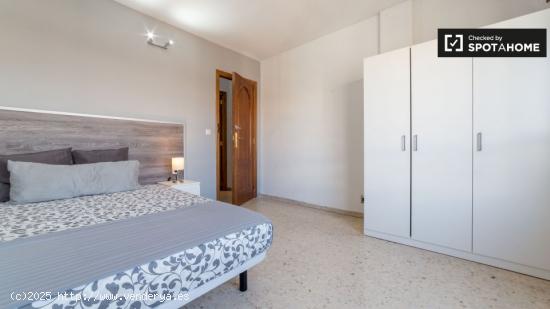 Habitación ordenada en un apartamento de 5 dormitorios en Camins al Grau - VALENCIA