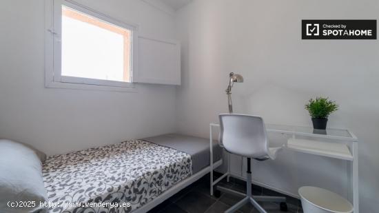 Acogedora habitación en un apartamento de 4 dormitorios en Algirós - VALENCIA