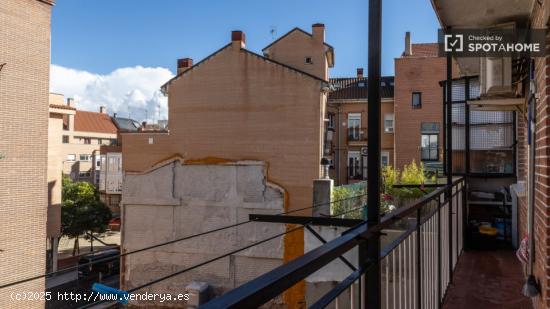 Habitación doble con escritorio, calefacción y armario. - MADRID