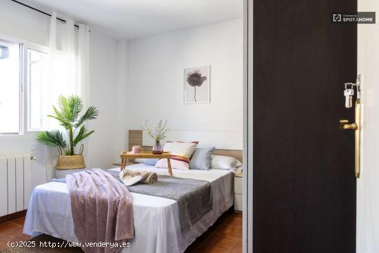  Habitación doble con escritorio, calefacción, armario y baño compartido. - MADRID 