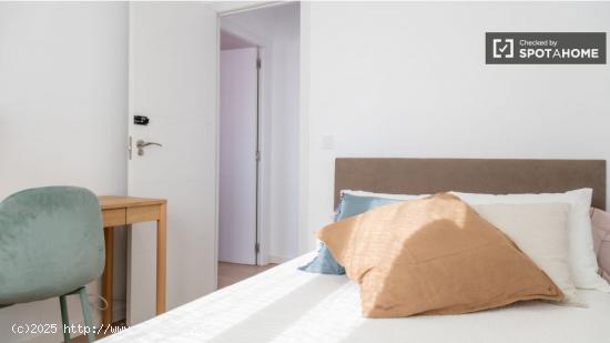 Se alquila habitación en piso de 4 dormitorios en Madrid - MADRID