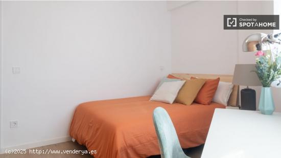 Se alquila habitación en piso de 4 dormitorios en Madrid - MADRID