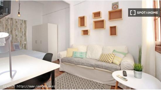 Se alquila habitación en piso de 3 habitaciones en Barcelona - BARCELONA