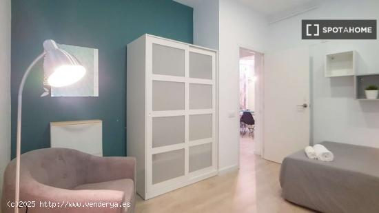 Se alquila habitación en piso de 3 habitaciones en Barcelona - BARCELONA