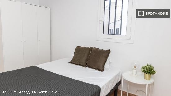 Se alquila habitación en piso de 3 habitaciones en Barcelona - BARCELONA