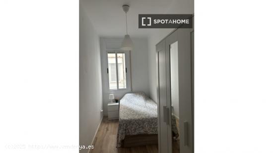 Habitación en piso compartido en barcelona. - BARCELONA