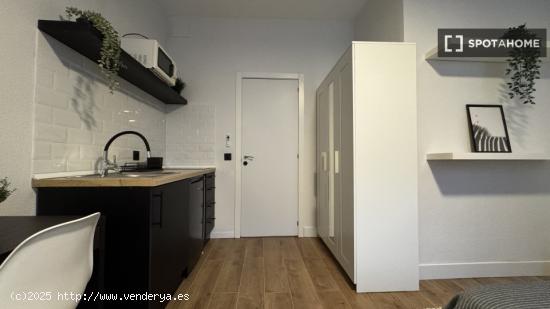 ¡Estudio privado con cocina y baño dentro de un piso recién reformado en el centro de Madrid! - M