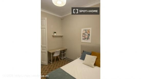 Habitación en piso compartido en barcelona. - BARCELONA