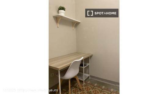 Habitación en piso compartido en barcelona. - BARCELONA