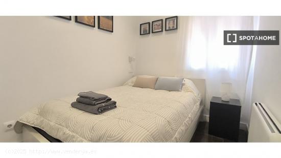 Se alquila piso de 1 dormitorio en Valdezarza - MADRID