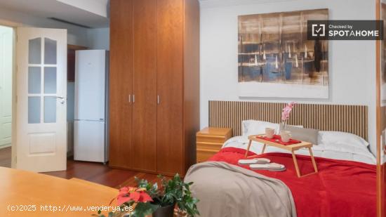 Se alquila habitación en apartamento de 5 dormitorios - MADRID