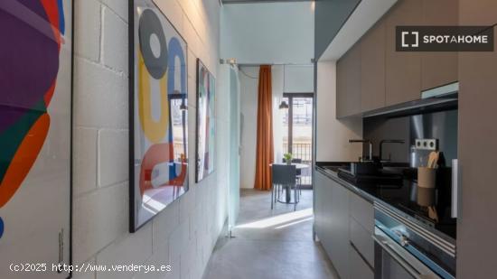 Precioso estudio situado en Barcelona - BARCELONA