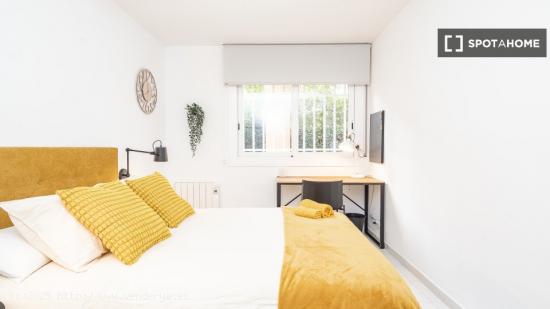 Se alquila habitación en piso de 4 habitaciones en Sant Cugat del Vallès - BARCELONA