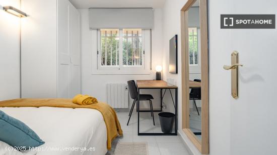 Se alquila habitación en piso de 4 habitaciones en Sant Cugat del Vallès - BARCELONA