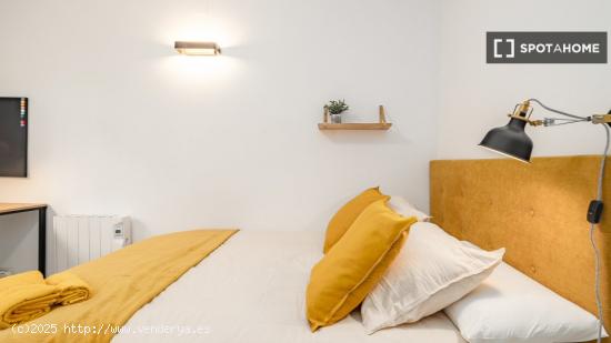 Se alquila habitación en piso de 4 habitaciones en Sant Cugat del Vallès - BARCELONA