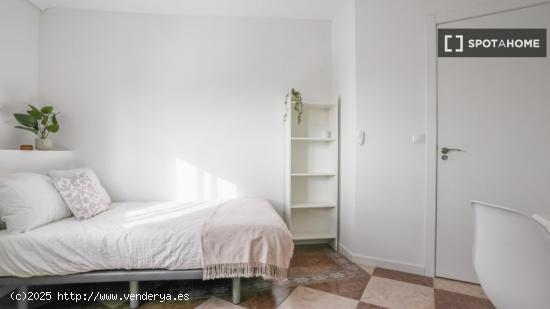 Se alquila habitación en estupendo piso situado en Madrid - MADRID