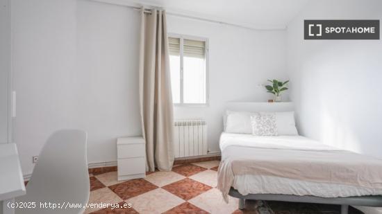 Se alquila habitación en estupendo piso situado en Madrid - MADRID