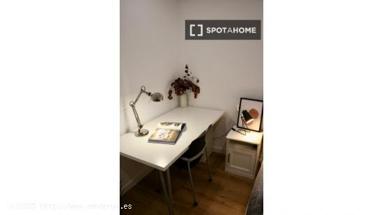 Se alquilan habitaciones en apartamento de 4 dormitorios en Salamanca - MADRID