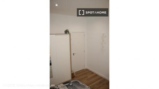 Se alquilan habitaciones en apartamento de 4 dormitorios en Salamanca - MADRID