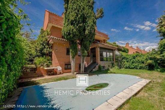 Vivienda unifamiliar con piscina y parcela de 501 m2 en Somosaguas - MADRID