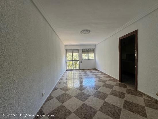 CASABANCO VENDE PISO DE TRES DORMITORIOS EN ALMENDRALEJO. - BADAJOZ