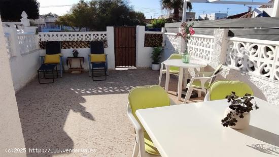 ADOSADO DE 2 DORMITORIOS CON AMPLIA TERRAZA - ZONA TORRETAS, TORREVIEJA - - ALICANTE