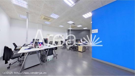 Excelente local comercial/oficinas en el Pla d'en Boet - BARCELONA