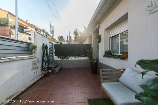 Preciosa casa pareada con jardín y vistas a Montserrat - BARCELONA