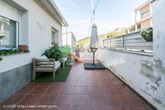 Preciosa casa pareada con jardín y vistas a Montserrat - BARCELONA