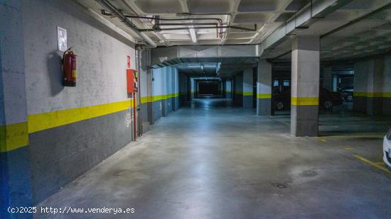 PLAZA DE GARAJE PARA COCHE GRANDE - MADRID