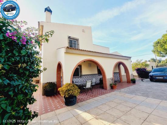 Chalet de 4 dormitorios y piscina en Pago del Humo - CADIZ