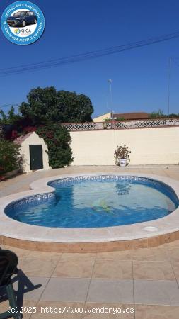 Chalet de 4 dormitorios y piscina en Pago del Humo - CADIZ