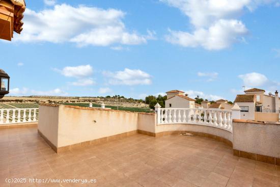 CHALET ESQUINA CON PISCINA, SOLÁRIUM Y GARAJE!!! - ALICANTE