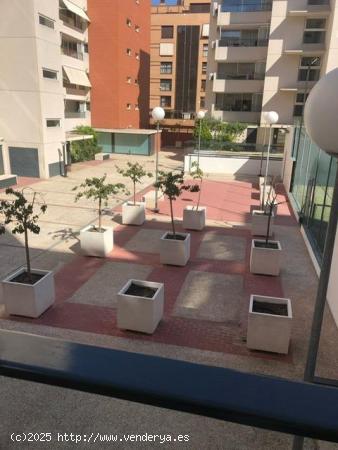 EN VENTA ESTUPENDO BAJO EN LAS TABLAS - MADRID