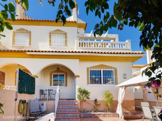 ADOSADO EN PLAYA FLAMENCA CON PISCINA COMUNITARIA - ALICANTE