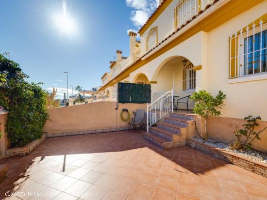 ADOSADO EN PLAYA FLAMENCA CON PISCINA COMUNITARIA - ALICANTE