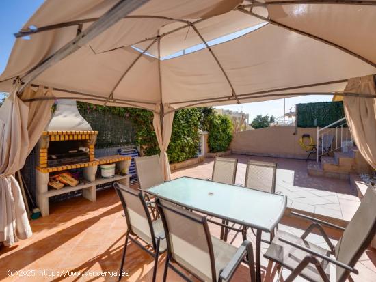 ADOSADO EN PLAYA FLAMENCA CON PISCINA COMUNITARIA - ALICANTE