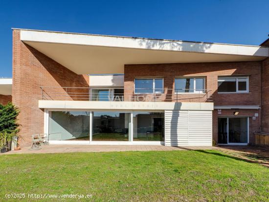 Magnífica casa de diseño con 4 dormitorios, jardín privativo y piscina comunitaria en Sant Berger