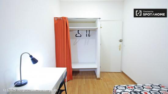 Habitación relajante con escritorio en apartamento de 4 habitaciones, El Raval - BARCELONA