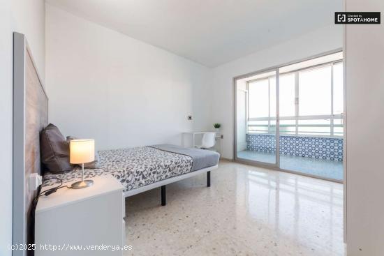  Habitación luminosa con balcón en un apartamento de 5 dormitorios en Camins al Grau - VALENCIA 