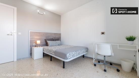 Habitación luminosa con balcón en un apartamento de 5 dormitorios en Camins al Grau - VALENCIA