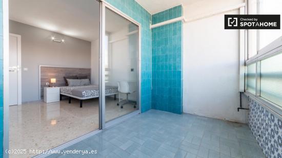 Habitación luminosa con balcón en un apartamento de 5 dormitorios en Camins al Grau - VALENCIA