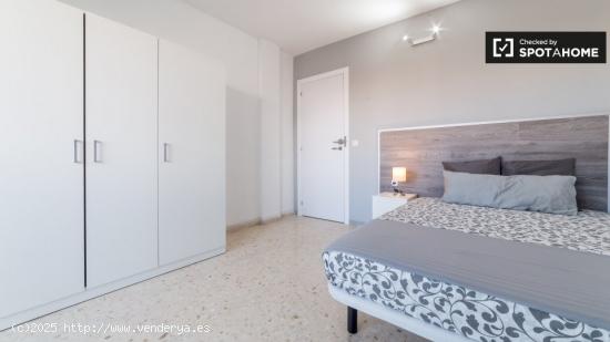 Habitación luminosa con balcón en un apartamento de 5 dormitorios en Camins al Grau - VALENCIA