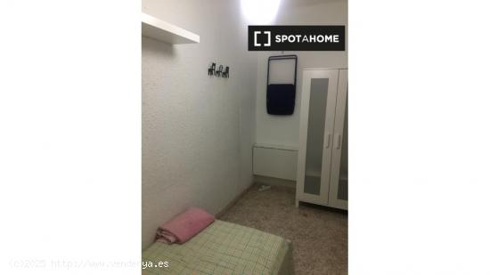 Habitación en piso compartido en barcelona. - BARCELONA