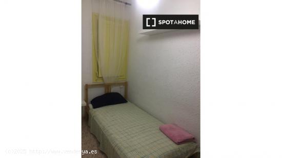 Habitación en piso compartido en barcelona. - BARCELONA