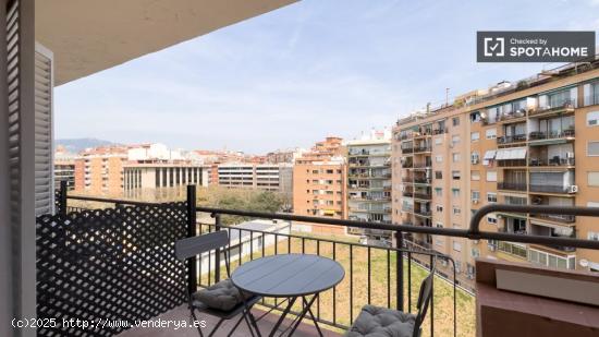 Se alquila habitación en piso de 7 habitaciones en Sants - BARCELONA