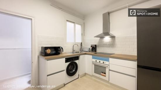 Se alquila habitación en piso de 7 habitaciones en Sants - BARCELONA