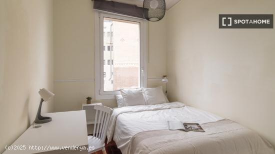 Alquiler de habitaciones en piso de 8 habitaciones en Gràcia - BARCELONA