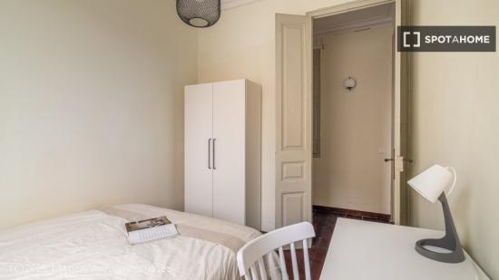 Alquiler de habitaciones en piso de 8 habitaciones en Gràcia - BARCELONA